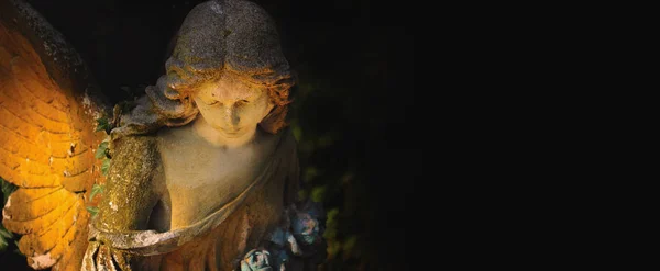 暗い背景とゴールドの天使の彫刻 — ストック写真