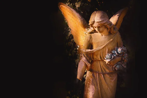Скульптура Ангела Темном Фоне Детали — стоковое фото