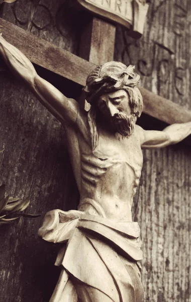 耶稣基督钉十字架 古代的木制雕塑 详细信息 — 图库照片