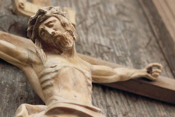 钉在十字架上的耶稣基督是神对人类的爱的象征 — 图库照片