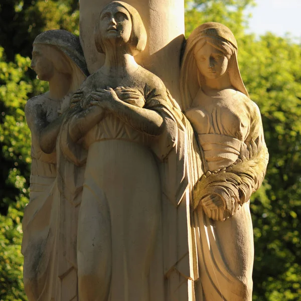 Pomnik trzech kobiet jako symbol przeszłości, teraźniejszości i przyszłości — Zdjęcie stockowe