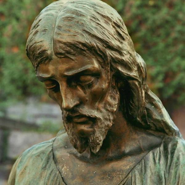 Inför Jesus Kristus törnekrona (staty) — Stockfoto