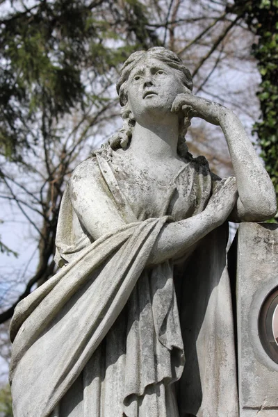 Estátua Mulher Túmulo Como Símbolo Depressão Dor Tristeza — Fotografia de Stock