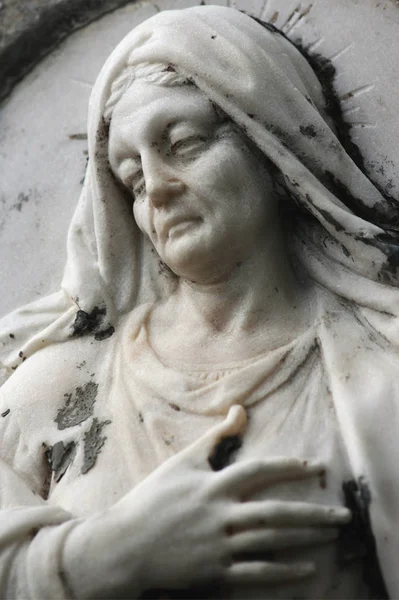 우울증의 슬픔을 상징하는 무덤에 여자의 — 스톡 사진