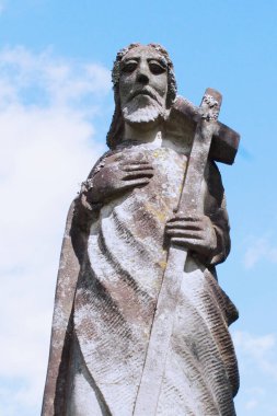 İsa Mesih Haç taşıyan (heykel parçası)