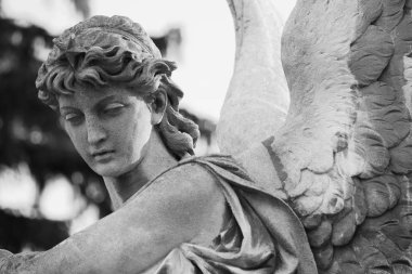 sevgi, şefkat ve acı bir sembolü olarak melek figürü