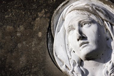 sevgi ve nezaket sembolü olarak Meryem Ana heykeli