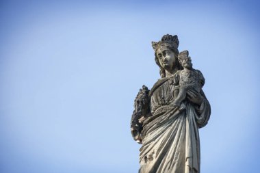 Virgin kırık antik heykel Meryem Ana bebek İsa Mesih (din, inanç, sonsuz yaşam, Tanrı, ruh kavramı ile gümüş heykeli)