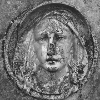 Sevgi ve nezaket (antik heykel bir sembolü olarak Meryem Ana heykeli)