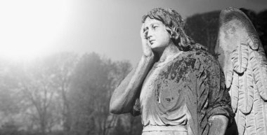 Bir mezarlık yaprakları (Ayrıntılar arka planı üzerinde üzgün bir melek Vintage görüntüsü)