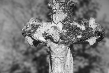 (antik taş heykel insan ruhun ölümsüzlüğü ve diriliş bir sembolü olarak İsa'nın çarmıha germe)