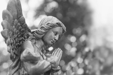 Hıristiyanlığın sembolü olarak dua eden bir melek figürü