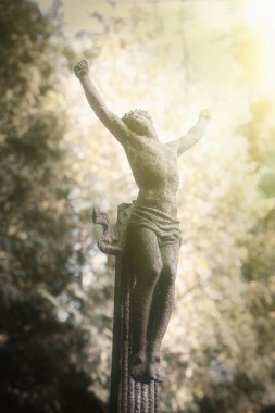Kısmen antik heykel çarmıha İsa Mesih'in (inanç, din, acı, aşk, Tanrı kavramı yok)