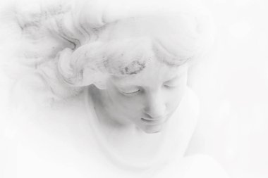 beyaz melek bir sembolü olarak antik heykel parçası sevgi, inanç ve umut (Hıristiyanlık, din, iyilik, ölümsüzlük kavramı)