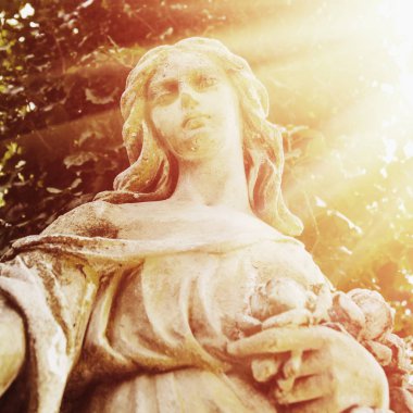 Bir mezarlık yaprakları (Ayrıntılar arka planı üzerinde üzgün bir melek Vintage görüntüsü)