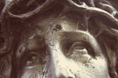 Dikenli (heykelin taç İsa'nın yüzü)