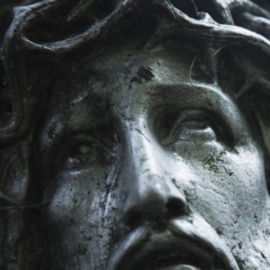 Antik heykel İsa'nın acı parçası. Üzgün bakışı. (Acı, ölüm, kıyamet, umut, hayat kavramı)