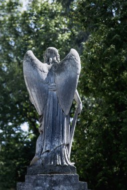 Dikiz hayatın sonu bir sembolü olarak ölüm meleği. Antik heykel. (Din, sonsuz hayat, ölümsüzlük, inanç kavramı)