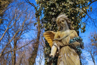 Bir arka plan mavi gökyüzünde güneş tarafından aydınlatılmış Altın melek heykelinin görkemli görünümü. 