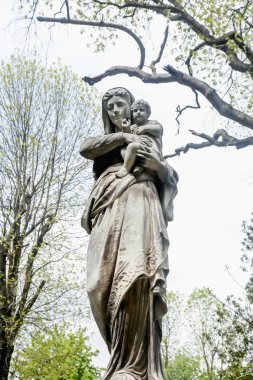 Bakire Meryem 'in antik heykeli ve İsa. 