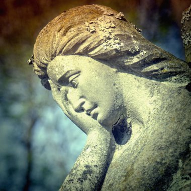 Depresyon ve kederin sembolü olarak mezardaki kadın heykeli
