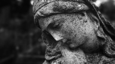 Depresyon ve kederin sembolü olarak mezardaki kadın heykeli