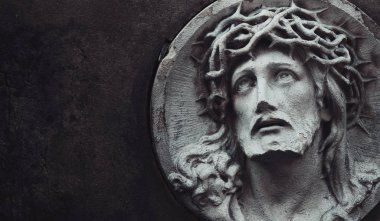 İsa Mesih'e (heykel parçası dikenli bir taç)