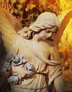 sevgi, şefkat ve acı bir sembolü olarak melek figürü