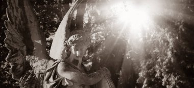 Koruyucu melek heykeli güneş ışığı altında güç, gerçek ve inanç bir sembolü olarak.