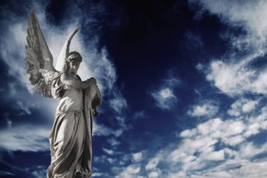 Bir meleğin gökyüzü koyu arka plan üzerinde Antik sstatue 