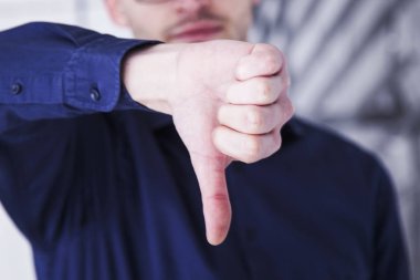 Her şey kötü ki. Kötü bir sinyal onunla jest yapma işadamı (hareketleri, vücut dili, psikoloji parmak)