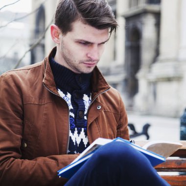 Genç adam okuma kitabı Avrupa şehri Lviv eski merkezinde