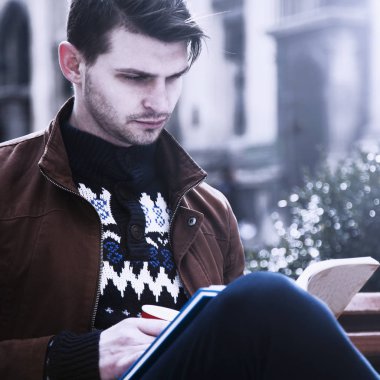 Eğitim. Genç erkek öğrenci sınavlarına hazırlanıyor. (selfdevelopment öğrenme, başarı kavramı,)