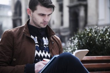 Eğitim. Genç erkek öğrenci sınavlarına hazırlanıyor. (kendini geliştirme öğrenme, başarı kavramı,)