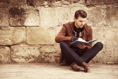 Rahatlatıcı ve bir kitap okuma genç adam portresi.