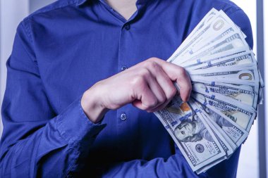 En iyi motivasyon para var. Para için ofiste çalışan mutlu iş adamı. (perspektif, zenginleştirme, özgürlük, istihdam, kariyer kavramı)