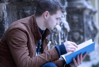 Genç adam yaşlı Europe City (eğitim, eğitim, gelişim, bilgi kavramı kitap okumak)