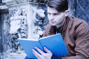 Genç adam yaşlı Europe City (eğitim, eğitim, gelişim, bilgi kavramı kitap okumak)