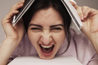 Ofis işlerimden nefret ediyorum. Belgelerle çalışan genç bir iş kadını. Düşük ücretler, fazla mesai, kariyer beklentisi eksikliği. (Vücut dili, jestler, psikoloji)