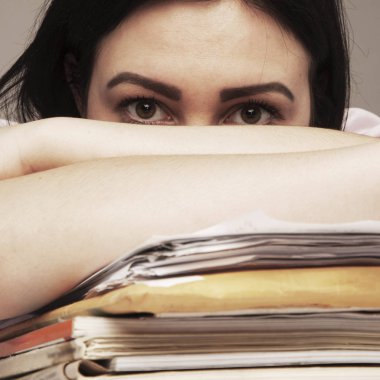 Benim ofis işleri nefret ediyorum. Belgelerle çalışma genç iş kadını. Düşük ücret, fazla mesai çalışma saatleri, kariyer fırsatlarının, unfreedom konsept eksikliği. (Beden dili, jestleri, psikoloji)