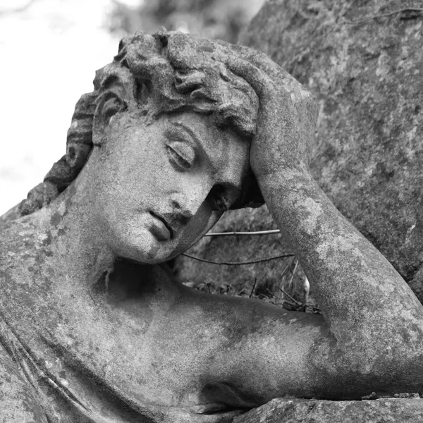 Статуя Женщины Могиле Символ Депрессии Боли Печали — стоковое фото