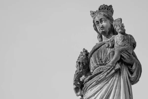 Trasiga Antik Staty Jungfru Maria Och Barnet Jesus Kristus Religion — Stockfoto