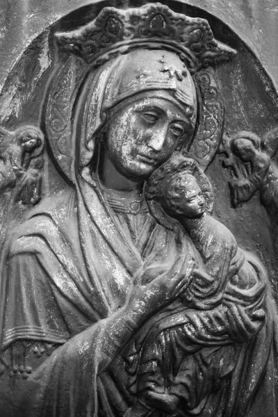 Ancient statue of the Virgin Mary with the baby Jesus Christ  (R — Stock Photo, Image