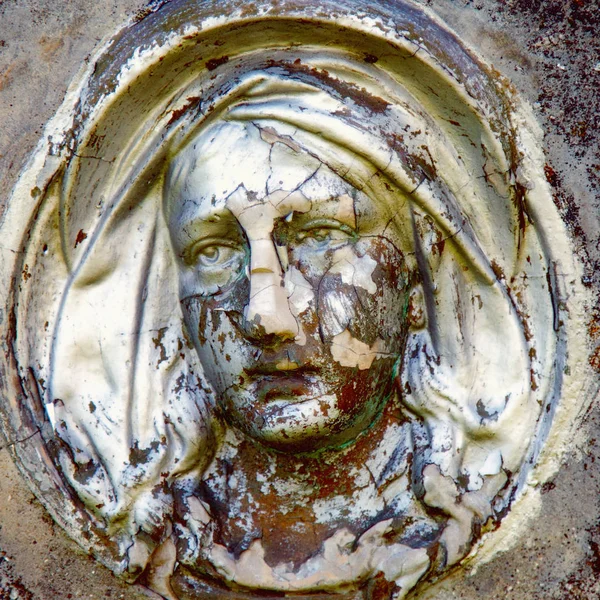 Close up of statue Virgin Mary. Vintage sculpture of sad woman i — Stock Photo, Image