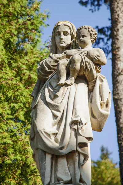 圣母玛利亚的古代雕像与婴儿耶稣基督 灵魂概念的碎片 — 图库照片
