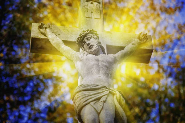 Nederst Ser Man Gamle Statuer Jesu Kristi Korsfestelse Lysets Stråler – stockfoto