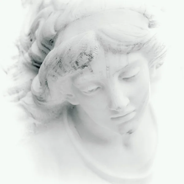 美丽天使的脸 关闭大理石雕塑与甜蜜的表情 向下看 基督教 不朽概念 — 图库照片