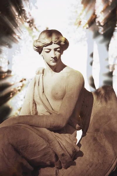 Engel Mit Flügeln Sonnenlicht Antike Statue — Stockfoto