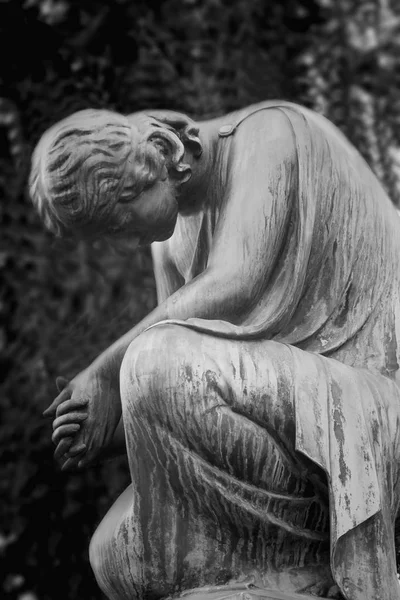 うつ病の痛みと悲しみの象徴として墓に女性の像 — ストック写真