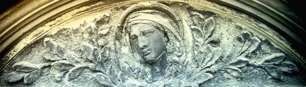 Fragment van oud standbeeld Maagd Maria. Vintage sculptuur van triest — Stockfoto